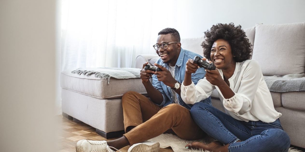 Capture Couple plays video games at home.Valentine's Date Tips!